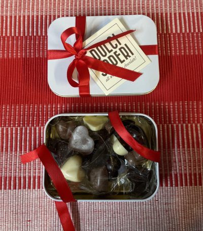 Scatolina latta con cuoricini mix - cioccolato latte, fondente e bianco - 80gr
