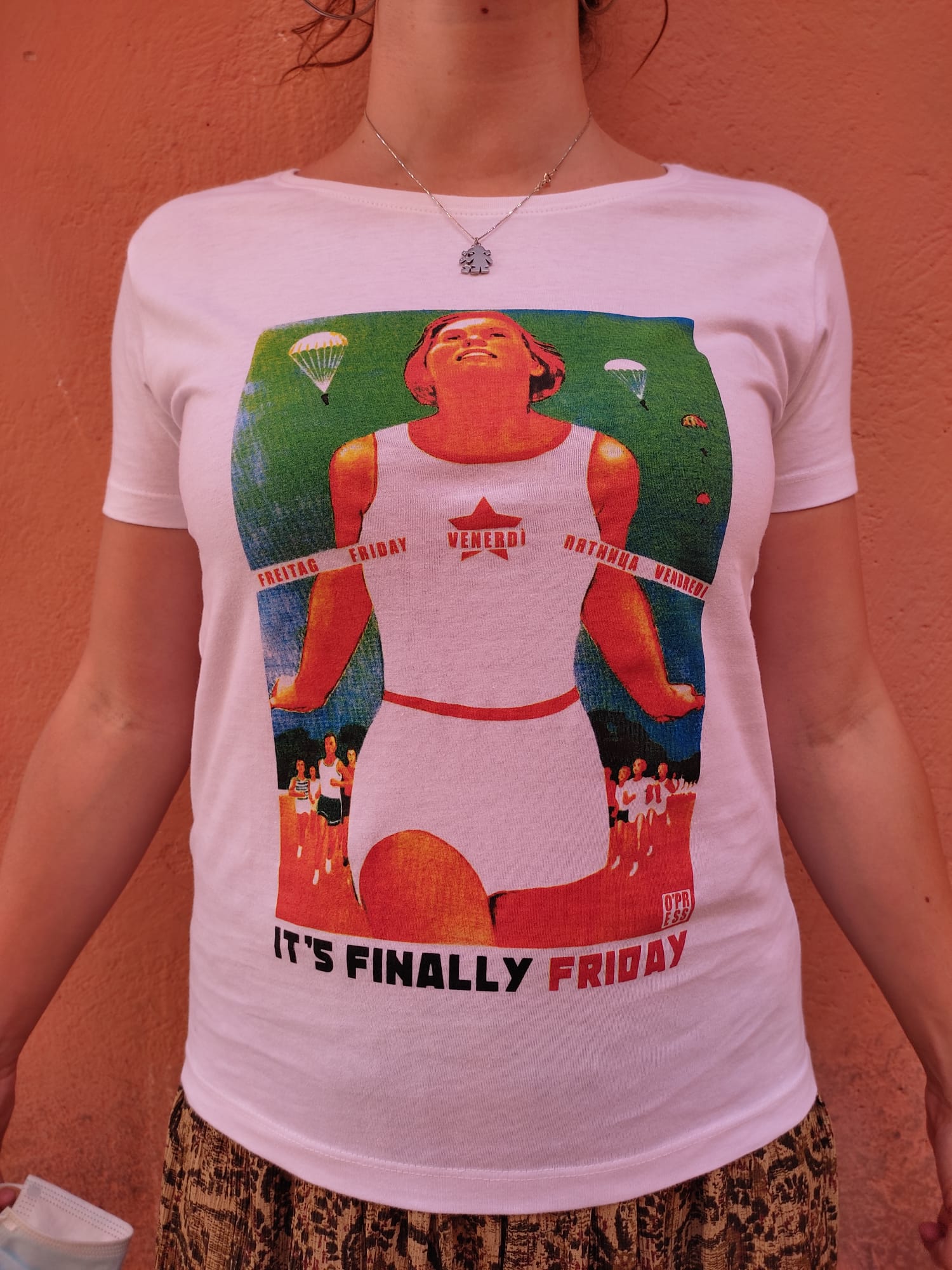 T-shirt donna IT’S FINALLY FRIDAY – PROMO RIVESTITI 2020