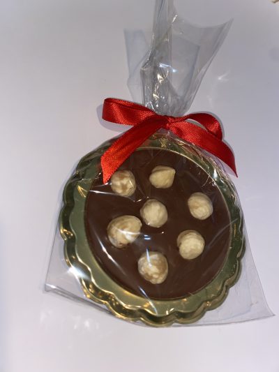 Pallina cioccolato al latte con nocciole